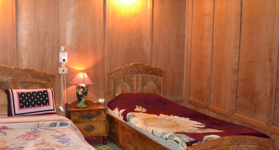 Yuvraj Houseboat, Srinagar 3